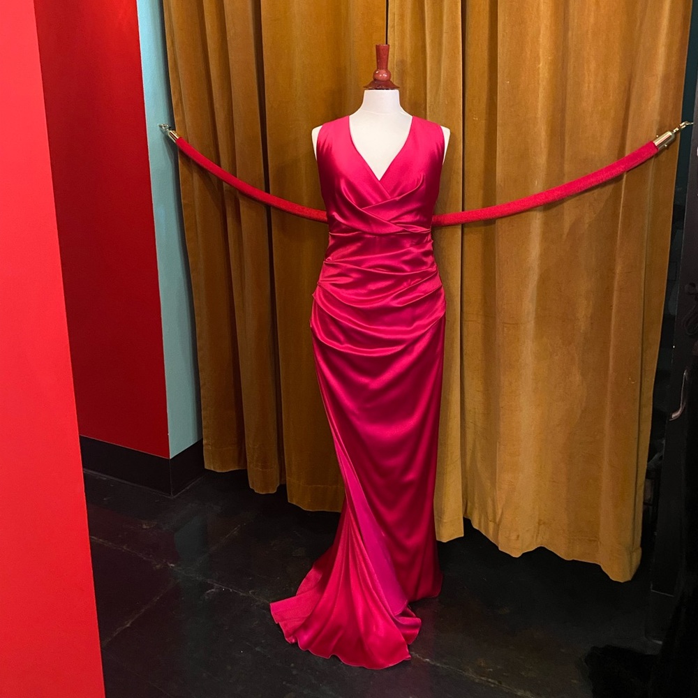 Talbot Runhof Barbie pink, fuchsia evening gown in duchesse satin.  SZ 14/44.